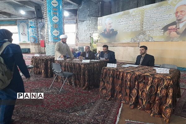 مسئولان اداره آموزش و پرورش شهرستان قدس در میز خدمت نماز جمعه پاسخگوی مراجعان مردمی