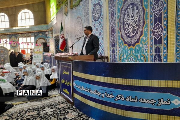 مسئولان اداره آموزش و پرورش شهرستان قدس در میز خدمت نماز جمعه پاسخگوی مراجعان مردمی