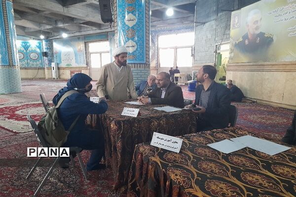 مسئولان اداره آموزش و پرورش شهرستان قدس در میز خدمت نماز جمعه پاسخگوی مراجعان مردمی