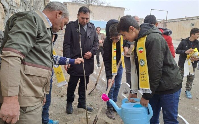 غرس نهال به مناسبت جشن تولد زمین