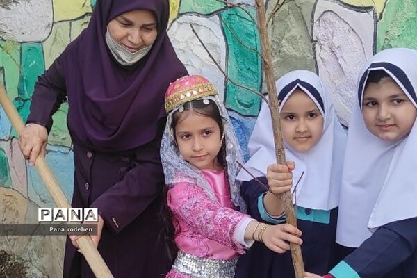 آیین روز درختکاری در مدارس رودهن