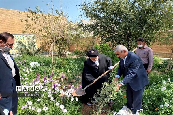 کاشت چند اصله درخت به مناسبت روز درختکاری در اداره آموزش و پرورش بهبهان