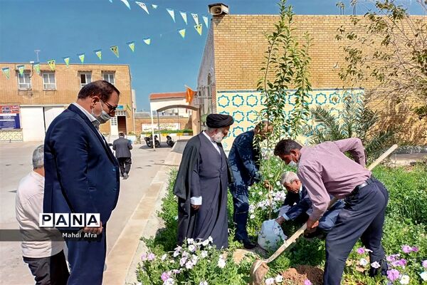 کاشت چند اصله درخت به مناسبت روز درختکاری در اداره آموزش و پرورش بهبهان
