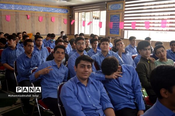 تجلیل از دانش‌آموزان برتر و مقام آور مدرسه شهید کلهر