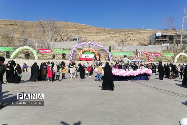هم خوانی سرودهای زیبای «ذکر جهانی» و «عزیزم حسین2» در بلوار شهید چمران شیراز