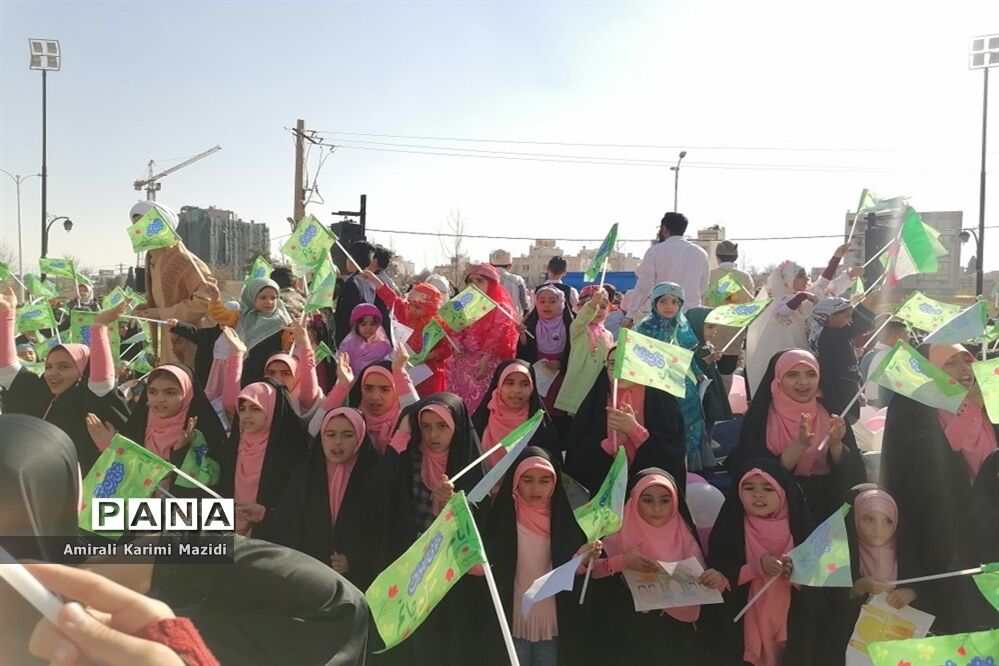 هم خوانی سرودهای زیبای «ذکر جهانی» و «عزیزم حسین2» در بلوار شهید چمران شیراز