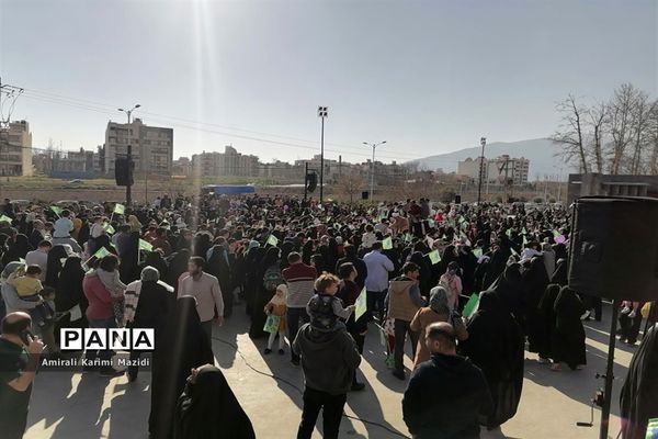 هم خوانی سرودهای زیبای «ذکر جهانی» و «عزیزم حسین2» در بلوار شهید چمران شیراز