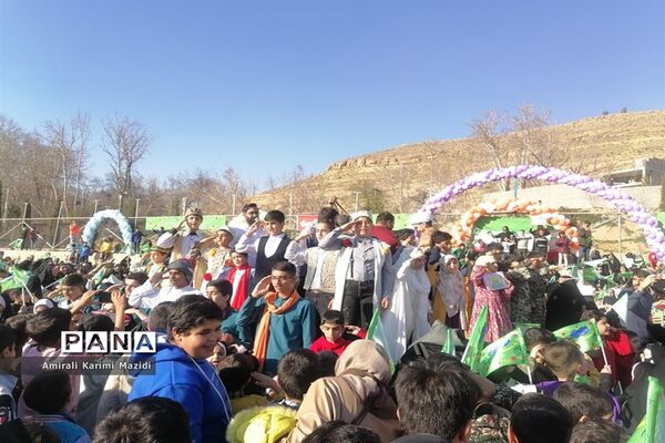 هم خوانی سرودهای زیبای «ذکر جهانی» و «عزیزم حسین2» در بلوار شهید چمران شیراز