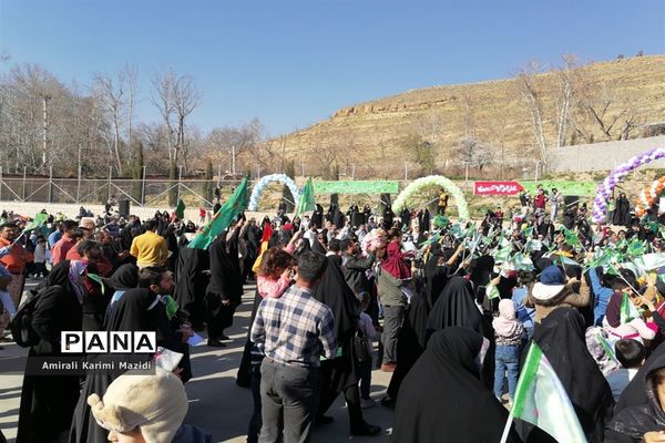 هم خوانی سرودهای زیبای «ذکر جهانی» و «عزیزم حسین2» در بلوار شهید چمران شیراز