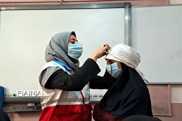 جلسه آموزشی طرح دادرس در دبیرستان سیزده آبان ناحیه یک کرج