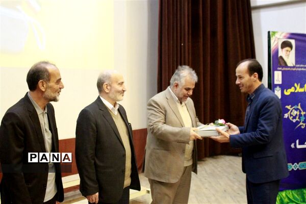 مراسم تجلیل از مربیان پرورشی استان زنجان