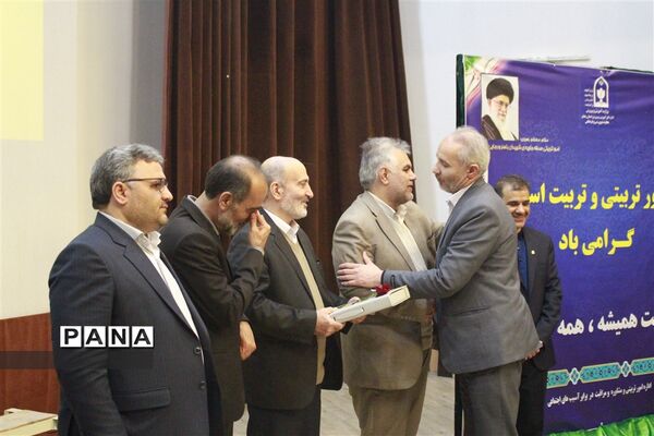 مراسم تجلیل از مربیان پرورشی استان زنجان