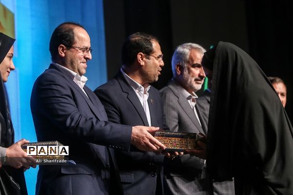 مراسم تجلیل از دانشجو معلمان برتر و سرآمد دانشگاه فرهنگیان