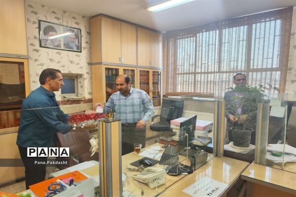 توزیع شیر به‌مناسبت هفته سلامت مردان در اداره آموزش‌ و‌ پرورش پاکدشت