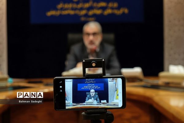 نشست صمیمی وزیر آموزش و پرورش با گروه‌های حوزه مباحث تربیتی