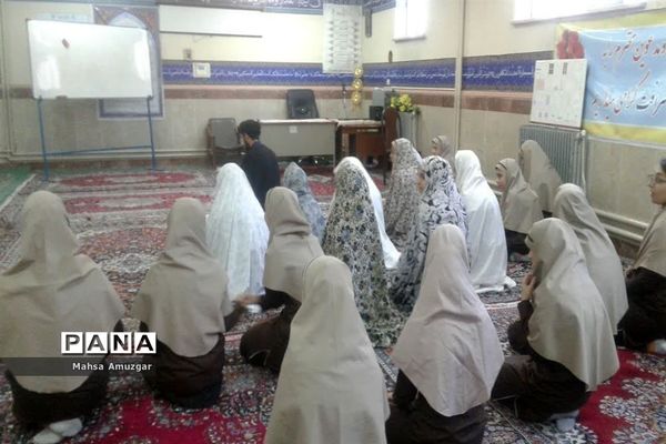 نماز جماعت و آموزش دستورات دینی درآموزشگاه شهید شرافت اسلامشهر