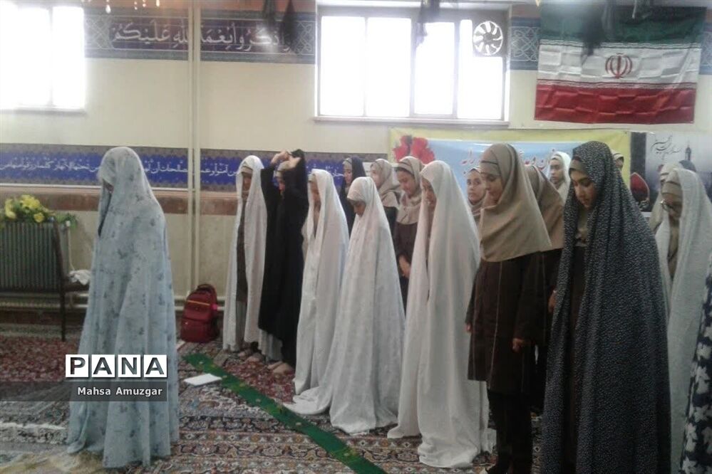 نماز جماعت و آموزش دستورات دینی درآموزشگاه شهید شرافت اسلامشهر