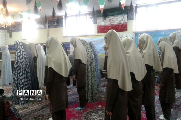 نماز جماعت و آموزش دستورات دینی درآموزشگاه شهید شرافت اسلامشهر
