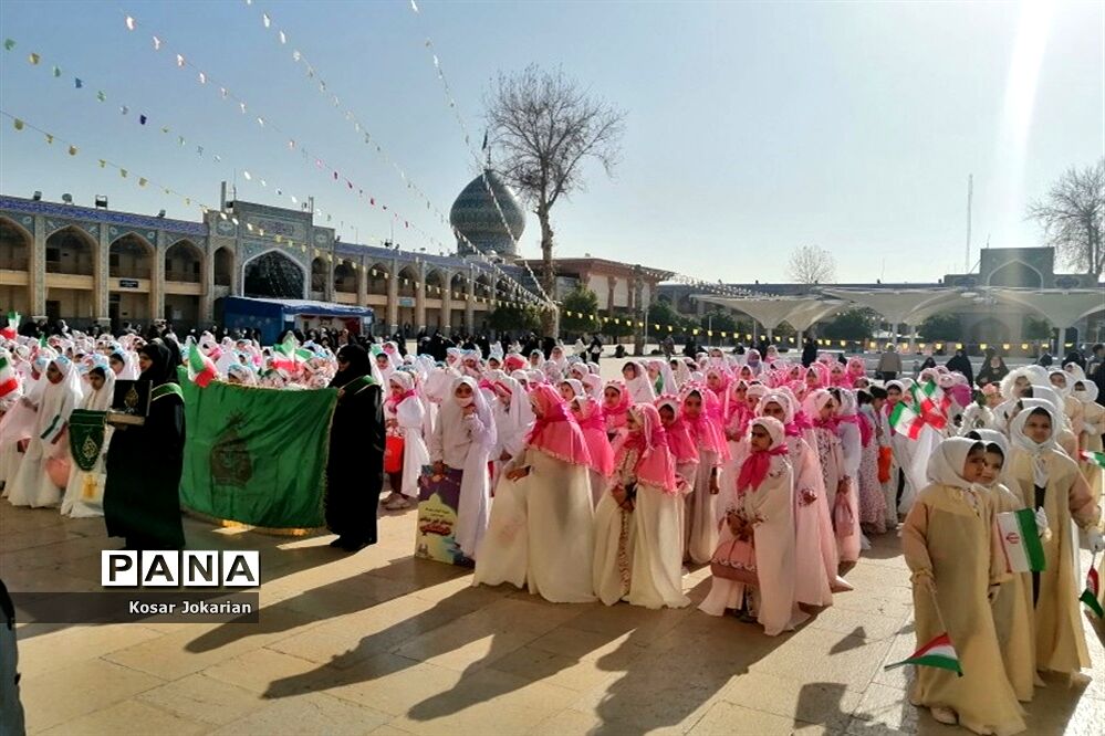 برگزاری جشن تکلیف دختران مدارس غیردولتی نواحی چهارگانه شیراز در حرم مطهر شاهچراغ(ع)