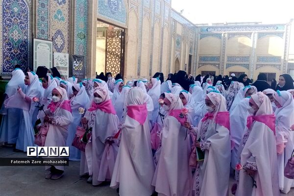 برگزاری جشن تکلیف دختران مدارس غیردولتی نواحی چهارگانه شیراز در حرم مطهر شاهچراغ(ع)