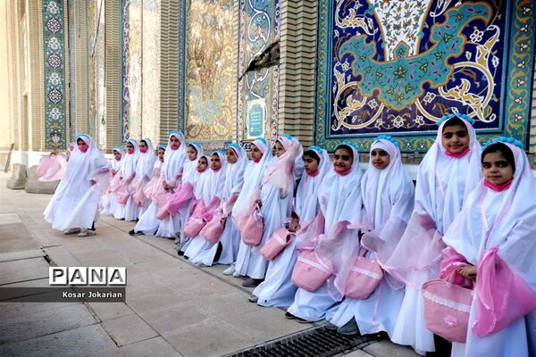 برگزاری جشن تکلیف دختران مدارس غیردولتی نواحی چهارگانه شیراز در حرم مطهر شاهچراغ(ع)