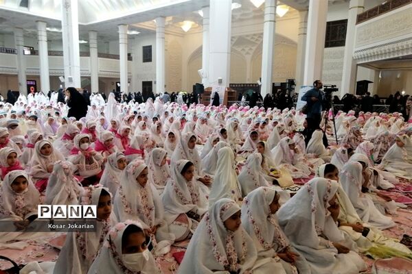 برگزاری جشن تکلیف دختران مدارس غیردولتی نواحی چهارگانه شیراز در حرم مطهر شاهچراغ(ع)