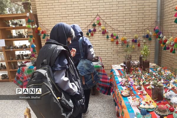 نمایشگاه دست‌ساخته و فروش محصولات پژوهش‌سرای‌جابربن‌حیان ناحیه یک شیراز