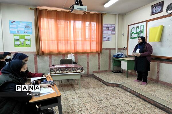 آموزش کاشت و نگهداری گیاهان آپارتمانی در دبیرستان نرجس منطقه ۱۳