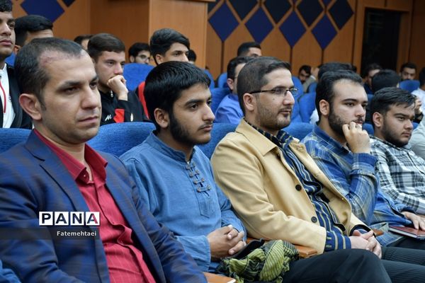 نشست صمیمی استاندار خوزستان با جوانان فرهیخته