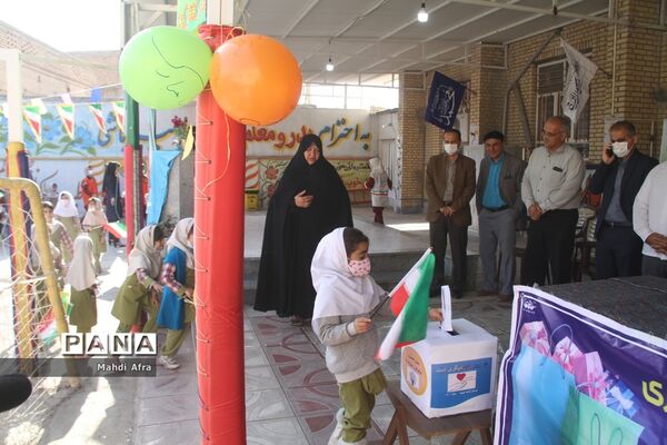 نواخته شدن زنگ جشن نیکوکاری در دبستان شاهد حریت بهبهان