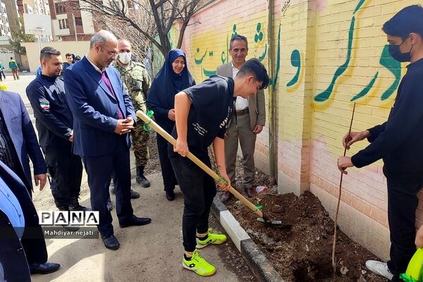 آیین نمادین روز درختکاری در دبیرستان استعدادهای درخشان شهید بهشتی رودهن