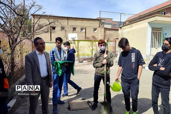 آیین نمادین روز درختکاری در دبیرستان استعدادهای درخشان شهید بهشتی رودهن