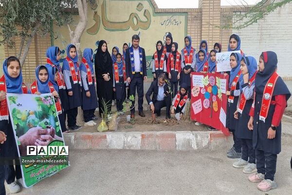 نواختن زنگ درختکاری در مدارس شادگان