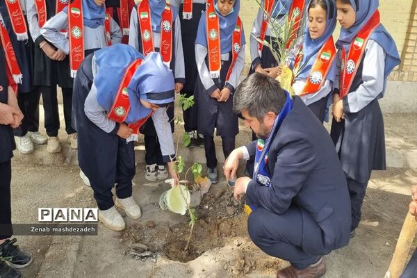 نواختن زنگ درختکاری در مدارس شادگان