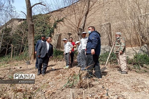با کاشت هر درخت، یادشهیدی را زنده نگه می‌داریم