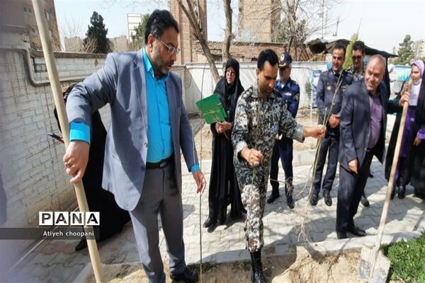 آیین روز درختکاری در دبستان دخترانه شهید یاسینی منطقه ۱۴