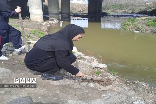 کاشت ۳۱۳ اصله نهال (هردانش‌آموز یک نهال)در روز درختکاری
