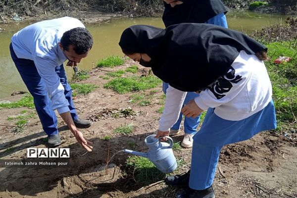 کاشت ۳۱۳ اصله نهال (هردانش‌آموز یک نهال)در روز درختکاری