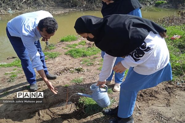 کاشت ۳۱۳ اصله نهال (هردانش‌آموز یک نهال)در روز درختکاری