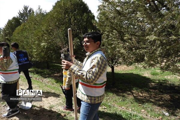 برگزاری آیین درختکاری در اردوگاه دانش‌آموزی آیت الله کمالوند خرم آباد