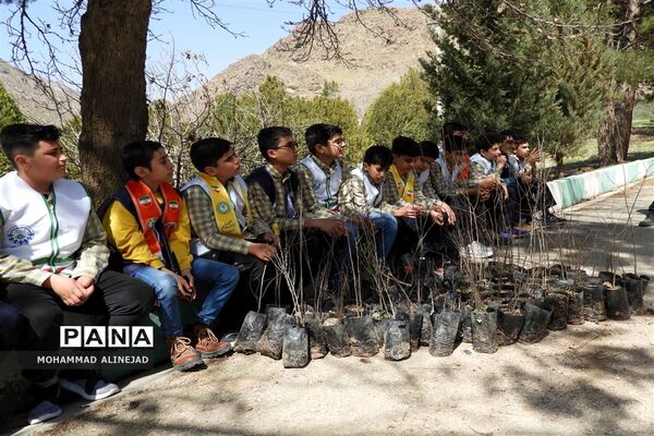 برگزاری آیین درختکاری در اردوگاه دانش‌آموزی آیت الله کمالوند خرم آباد