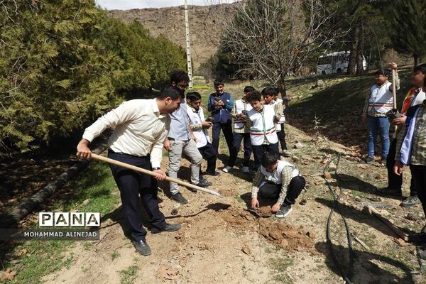 برگزاری آیین درختکاری در اردوگاه دانش‌آموزی آیت الله کمالوند خرم آباد