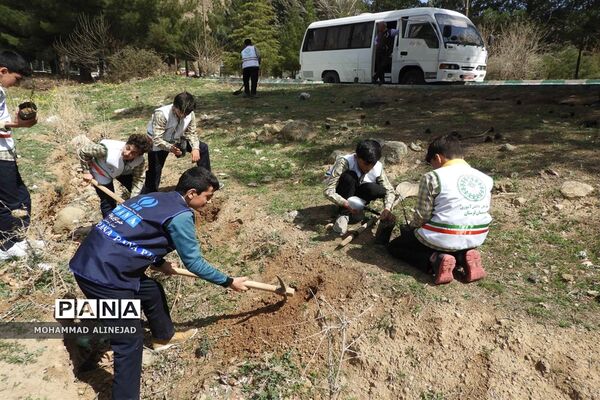 برگزاری آیین درختکاری در اردوگاه دانش‌آموزی آیت الله کمالوند خرم آباد