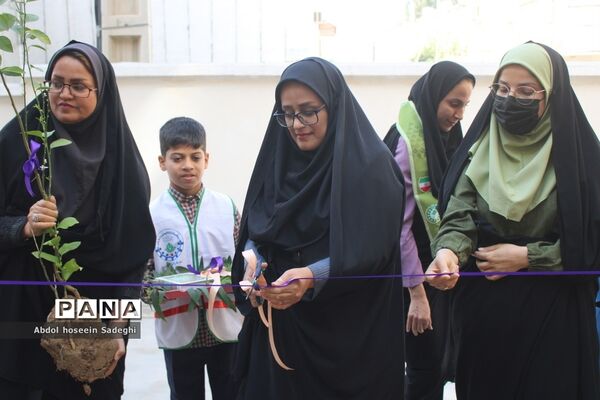 کاشت نهال در دبستان شهدای مدافع سلامت در بوشهر