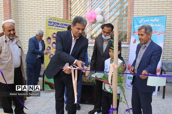 کاشت نهال در دبستان شهدای مدافع سلامت در بوشهر