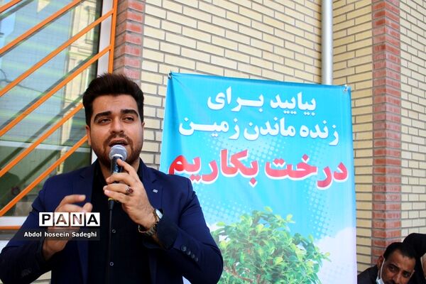 کاشت نهال در دبستان شهدای مدافع سلامت در بوشهر