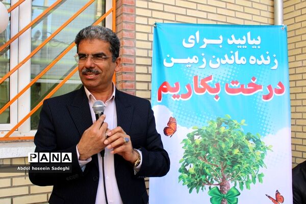 کاشت نهال در دبستان شهدای مدافع سلامت در بوشهر