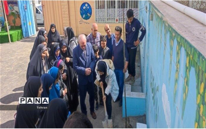 غرس چند اصله نهال به مناسبت هفته منابع طبیعی در پژوهشسرای امام هادی(ع)