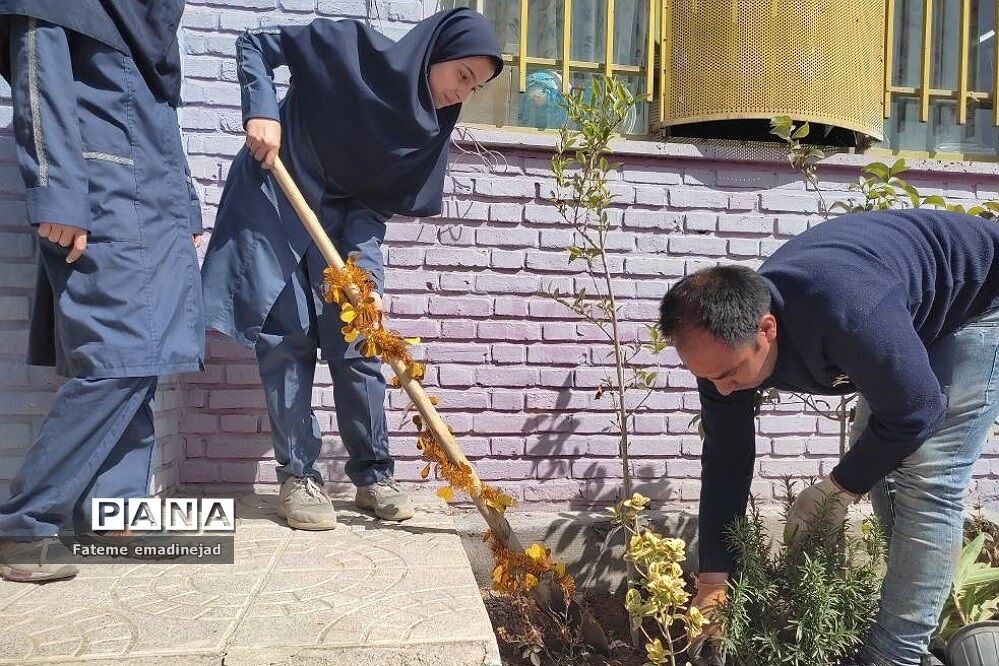 آیین روز درختکاری در دبیرستان تربیت رودهن