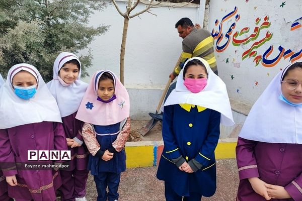 مراسم درختکاری در دبستان حضرت زهرا(س)یک رودهن